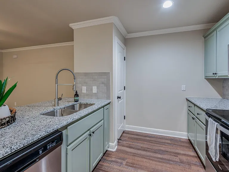 2208 N Hickory St — Photo 5