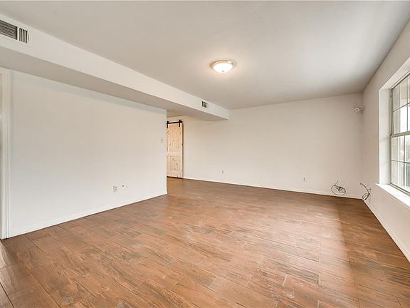 3rd image of 1004 Woodside Ln