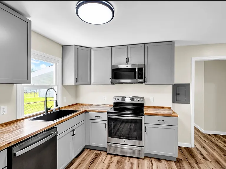 2205 S Lombard Ave — Photo 20