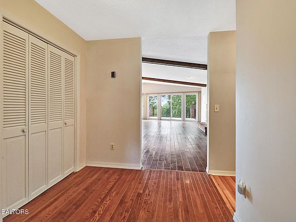 4th image of 116 Sugarbush Cir