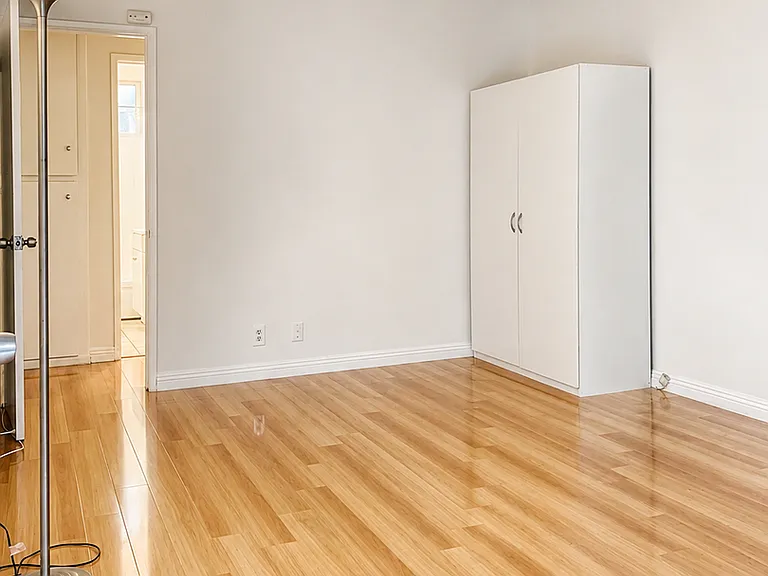 1626 Barry Ave — Photo 3