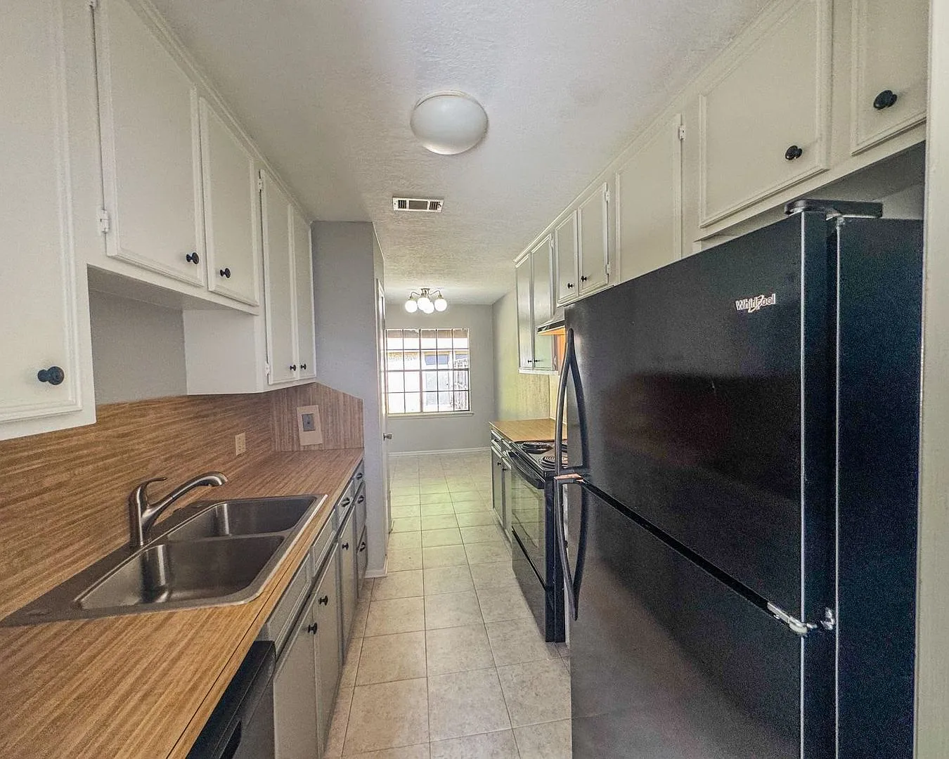 Comfortable 3BR/2BA Home in a Prime Location Near Forest Hills — Photo 4