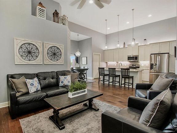 3rd image of 818 McCloud Cir #205