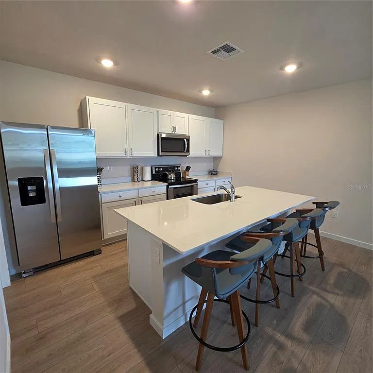 3 bed, 2.0 bath, 1543 sqft, $4,200 — Photo 3