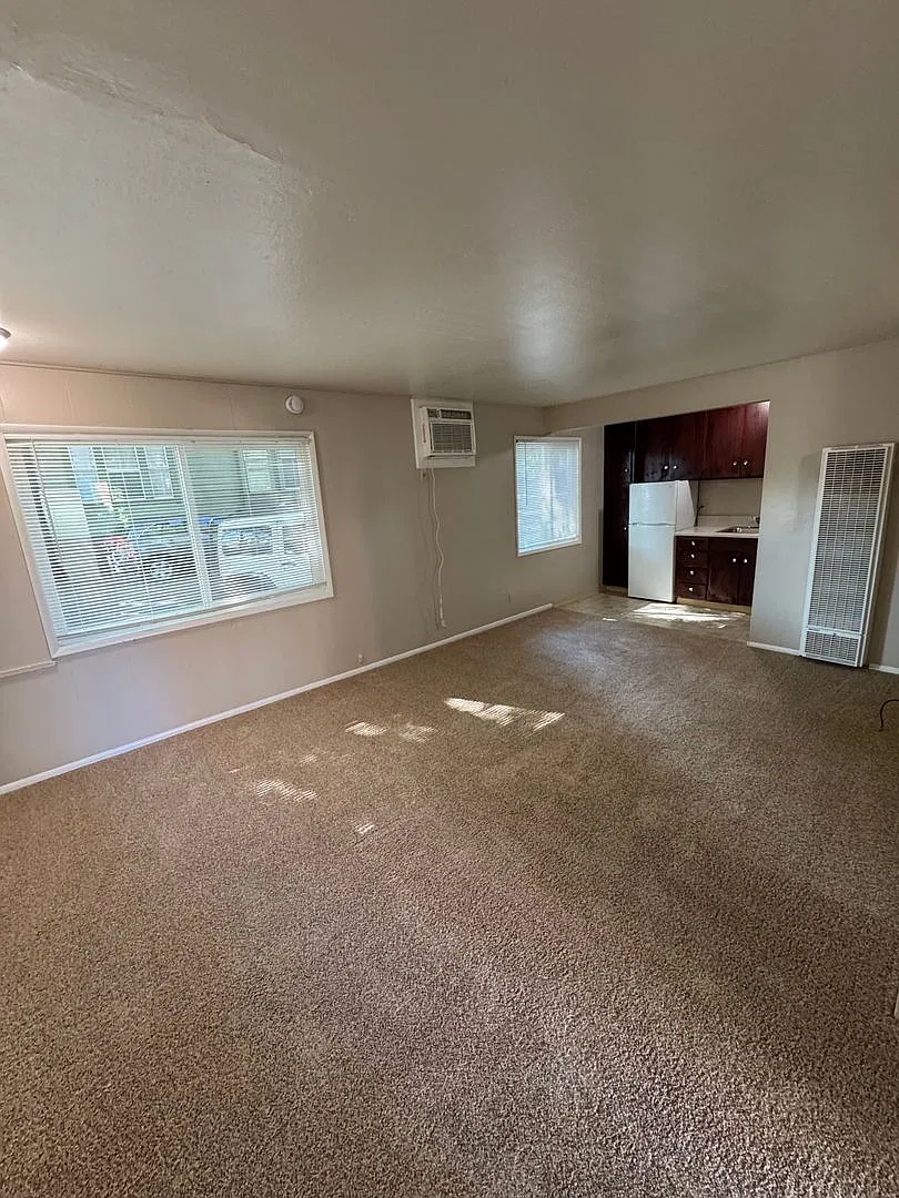 **Summer 2027-Reserve Now** Prime Location- Spacious Studio Near Downtown & Campus — Photo 4