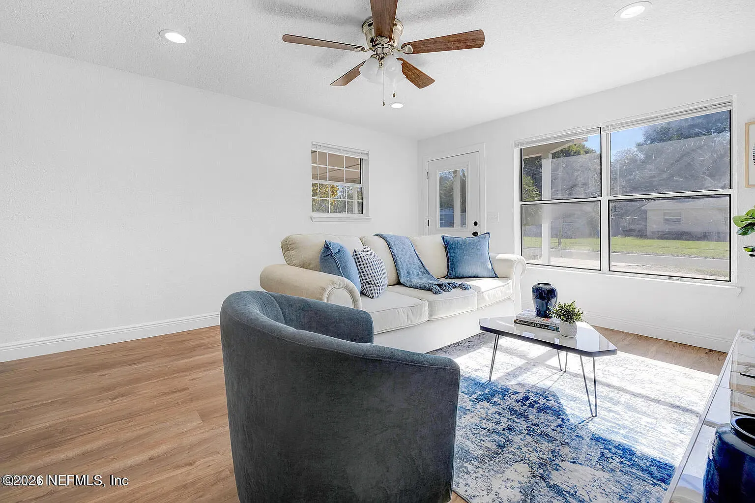 3 bed, 2.0 bath, 912 sqft, $2,150 — Photo 2