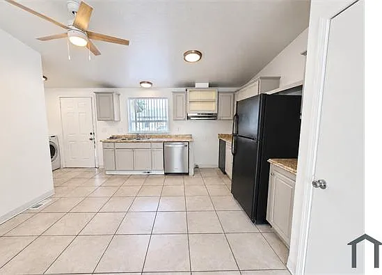 3 bed, 1100 sqft, $2,500 — Photo 3