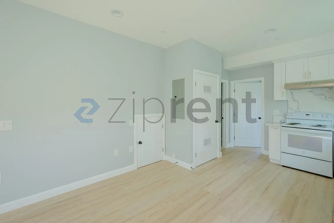3 bed, 1200 sqft, $3,100 — Photo 4