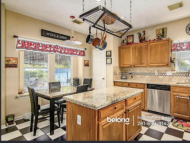 431 N Hampton Ct — Photo 2