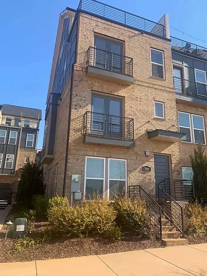 3 bed, 3.5 bath, 1904 sqft, $3,500 — Photo 3