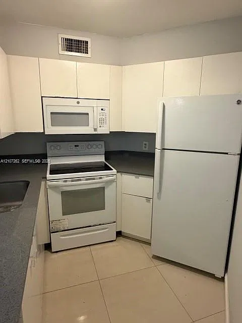 216 Lake Pointe Dr — Photo 2