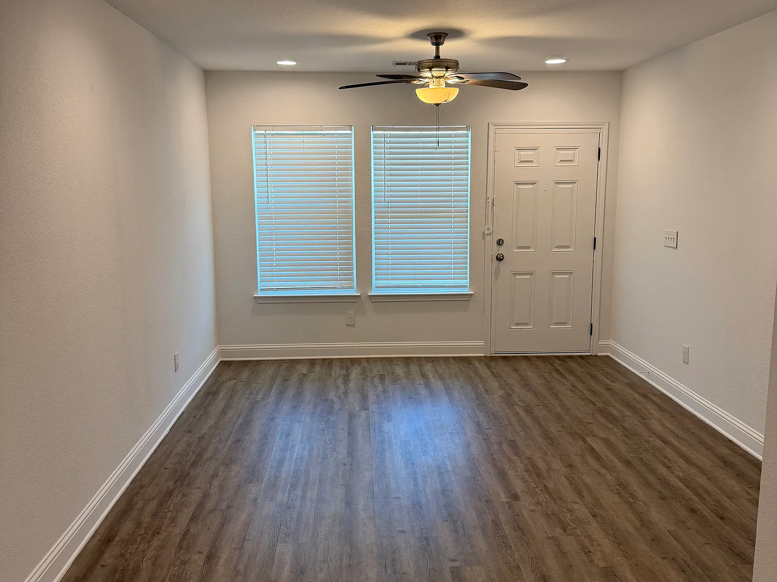 2 bed, 900 sqft, $1,595 — Photo 2