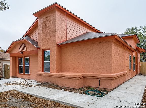 3rd image of 5954 Sunrise Bend Dr