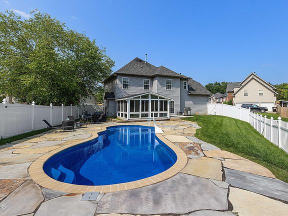 2nd image of 830 Baylor Cir