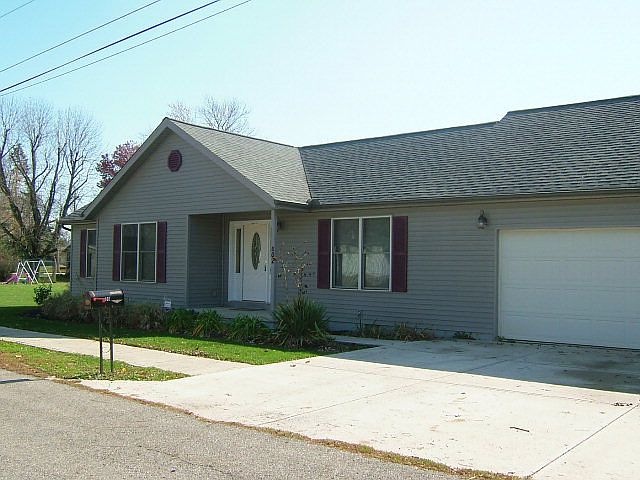 1st image of 402 Douglas St