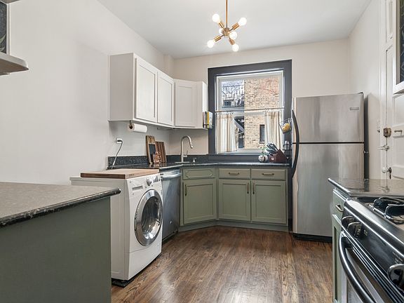 5th image of 435 W Aldine Ave #17
