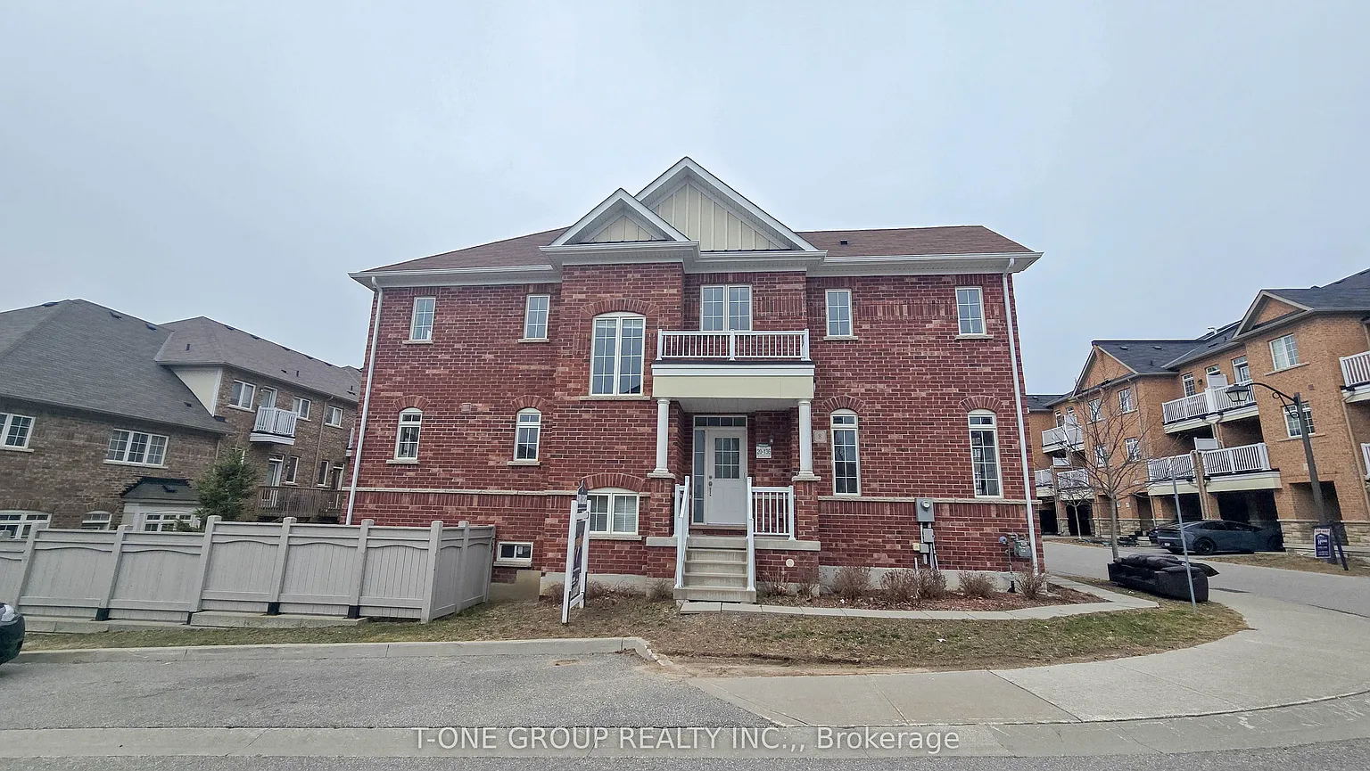 8 Larry Grove Way photo 1