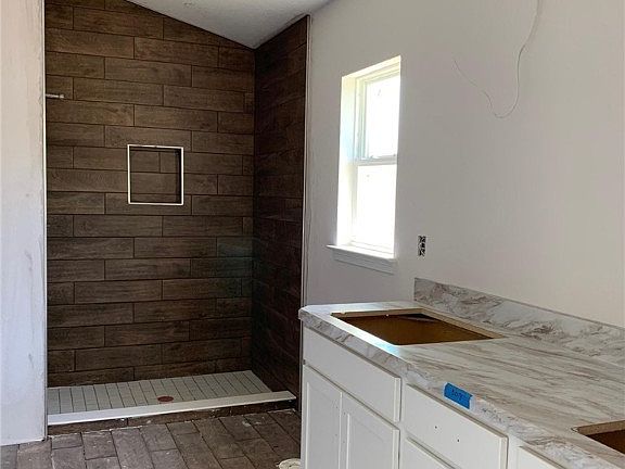 4th image of 308 W Twisted Oaks Dr