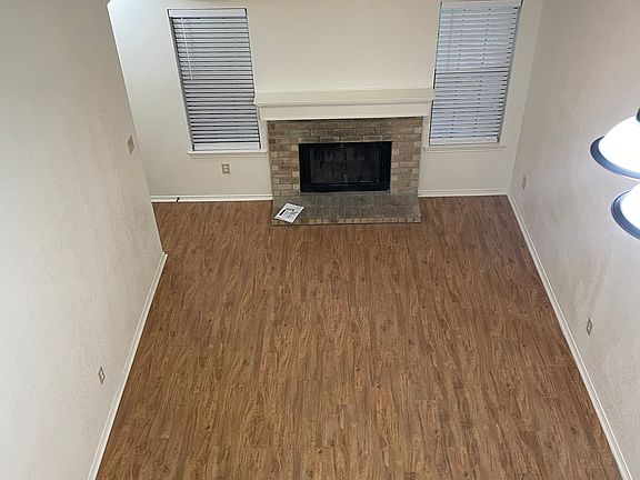 3rd image of 806 Hillbrooke Dr