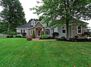 14 Ledgewood Dr, Troy, NY 12180