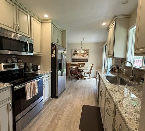 5th image of 247 Oak St