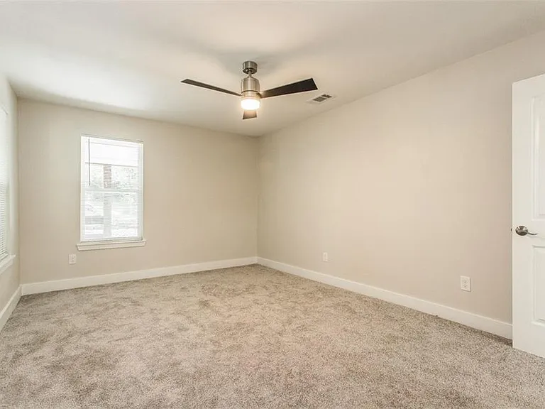 916 S Rosemont Ave — Photo 14