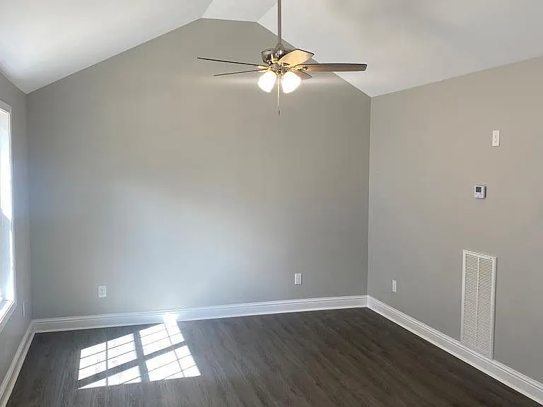 1135 Veterans Dr — Photo 6