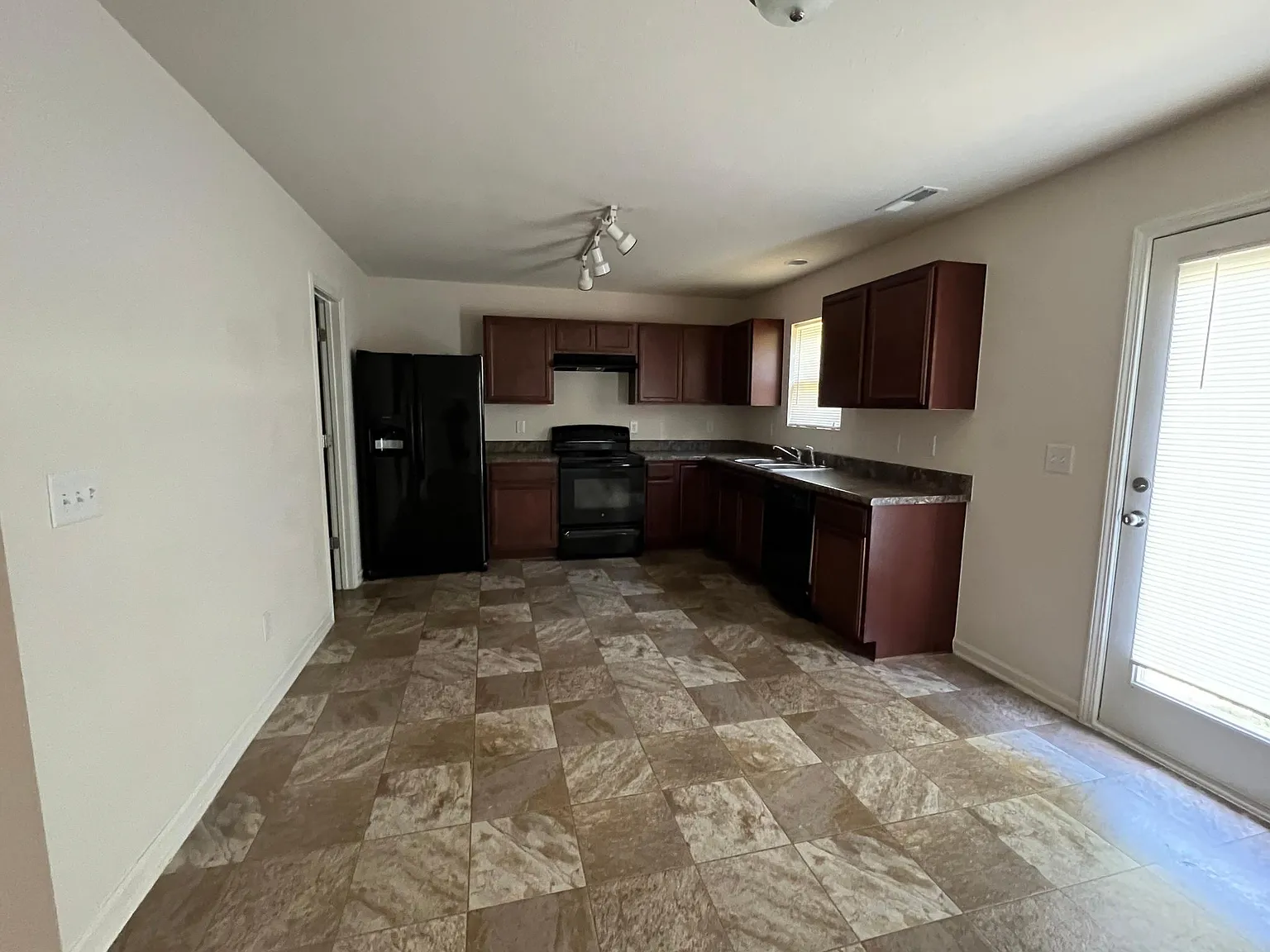 4 bed, 2.5 bath, 1812 sqft, $2,100 — Photo 3
