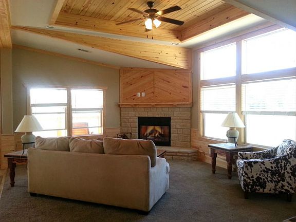 LR w/fireplace&tray ceiling
