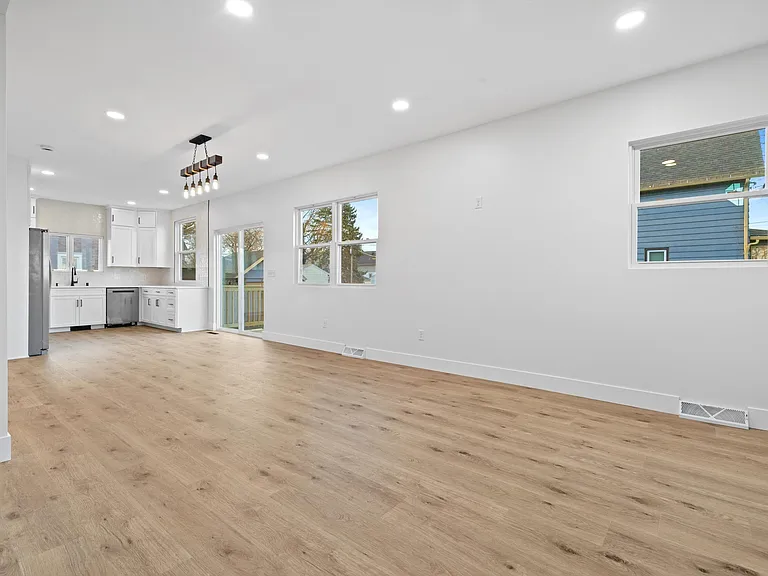 4401 8th Ave — Photo 8