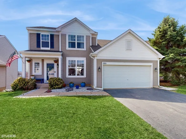 1921 Marsh Meadow Ln, Round Lake, IL 60073