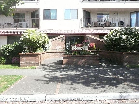 3rd image of 909 N I St Unit 405