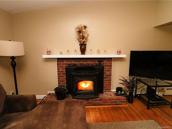 5th image of 52 Deerfield Dr