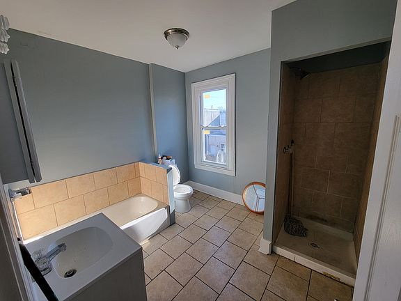 3rd image of 2406 W Oakdale St