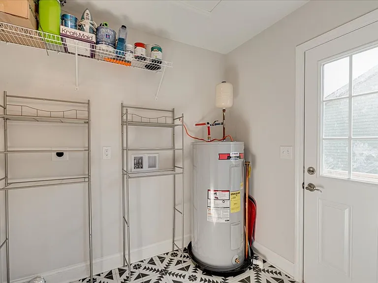 1109 Pond St SE — Photo 17
