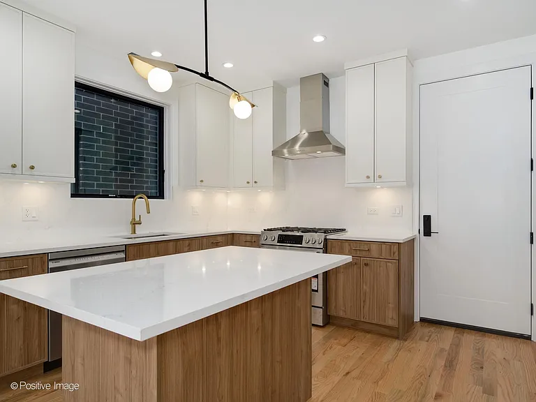 1838 N Rockwell St #1 — Photo 14