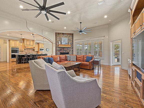 2nd image of 6482 Wells Cir