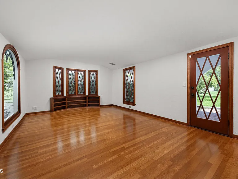 900 E Glenoaks Blvd — Photo 3