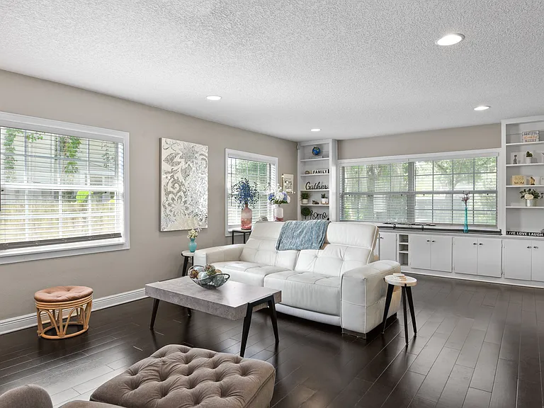 350 N Phelps Ave — Photo 1