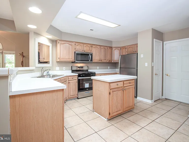207 Southampton Ct — Photo 5