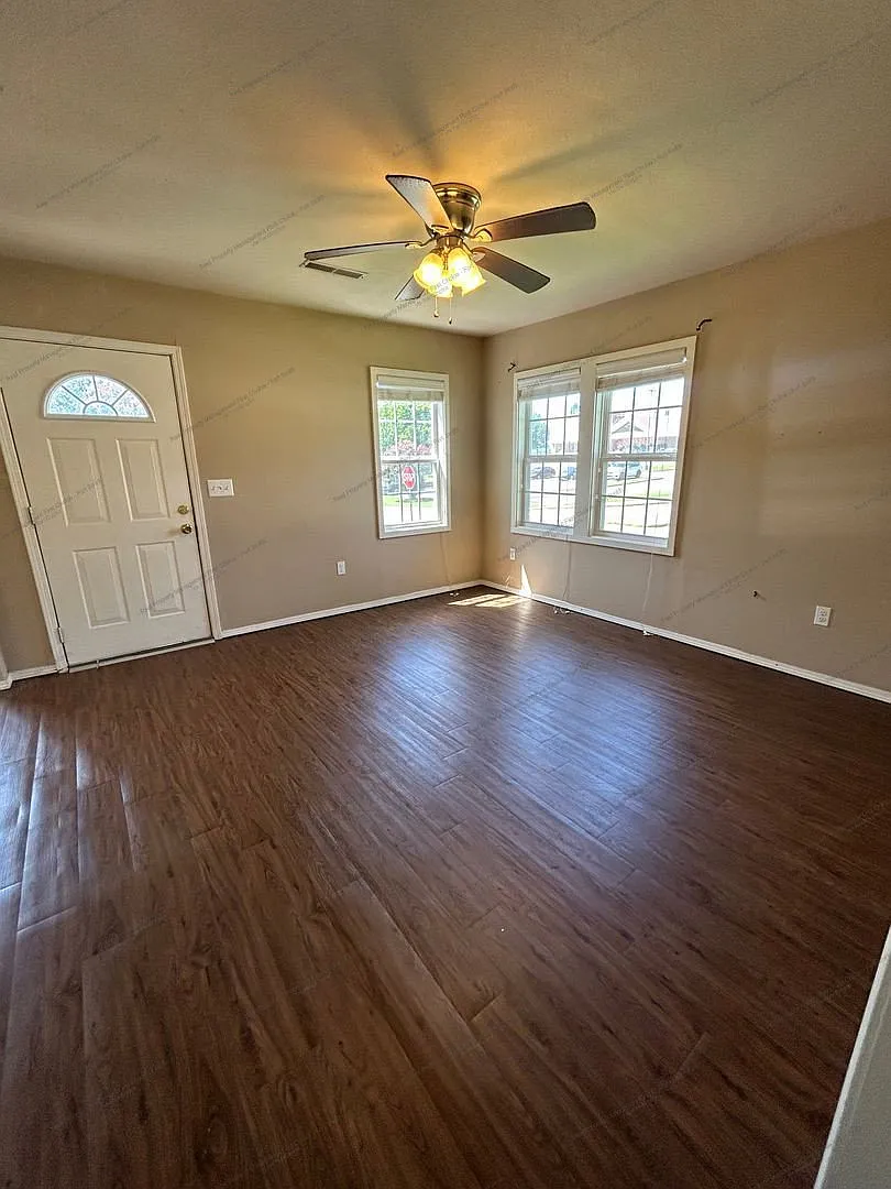 2 bed, 1.0 bath, 808 sqft, $1,000 — Photo 2