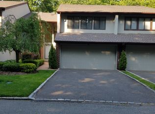 10 Pond View Ct, Jericho, NY 11753