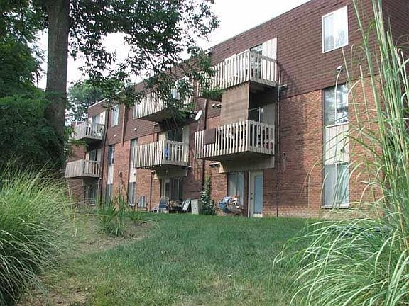 2nd image of 5470 Beechmont Ave #E09