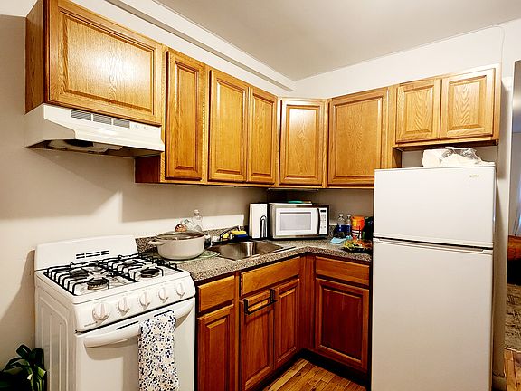 3rd image of 441 W 49th St APT 14