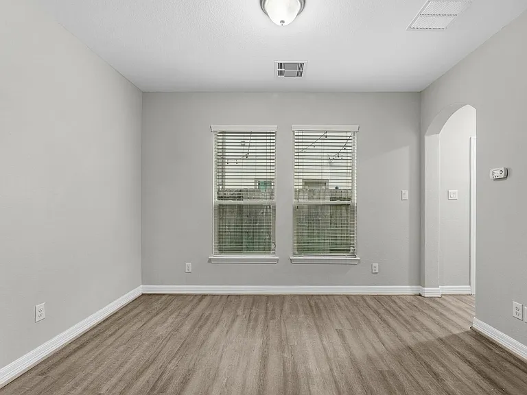 458 N Live Oak St — Photo 5