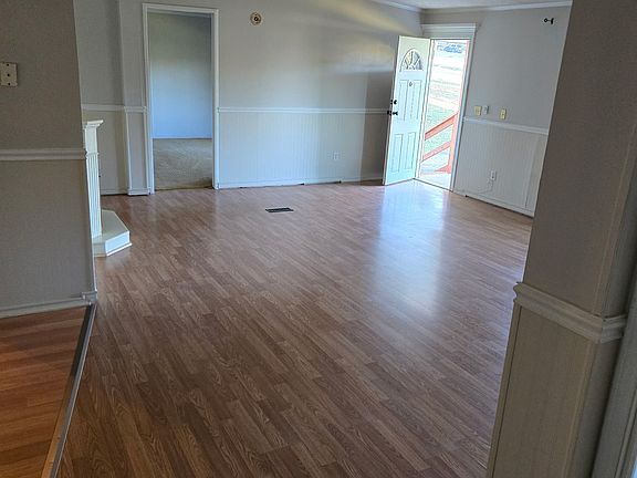5th image of 304 Thornbury Rdg