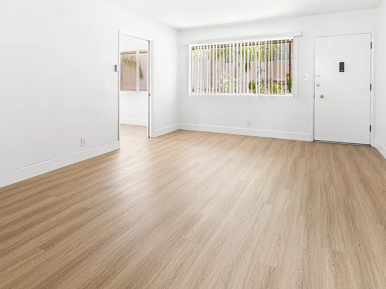 412 W Queen St #6 — Photo 2