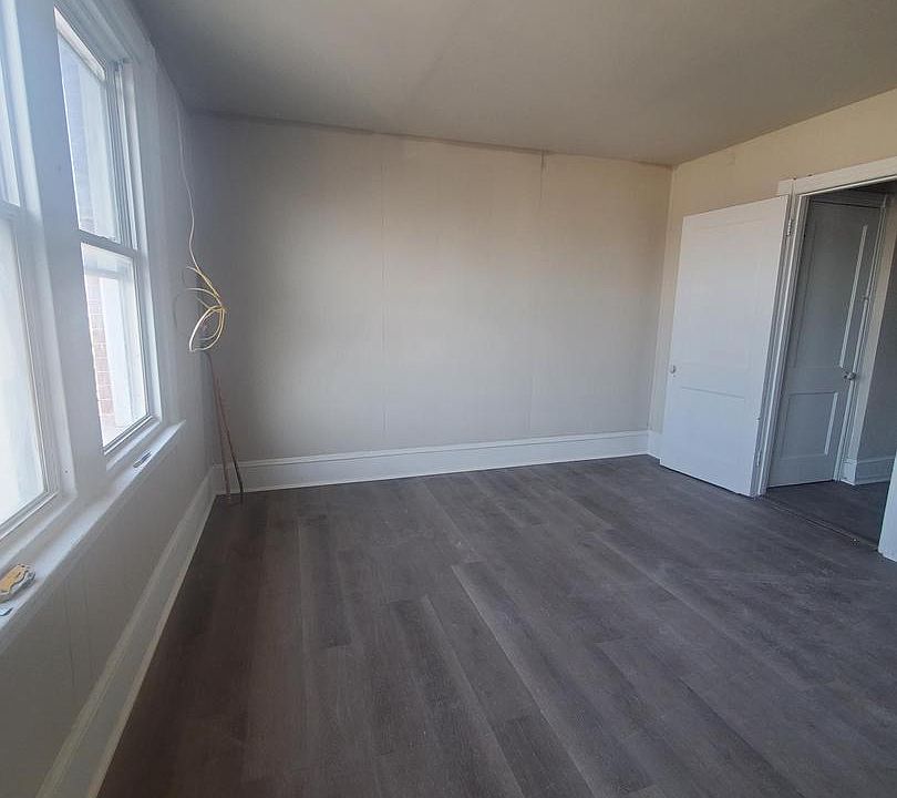 2nd image of 133 S 50th St Floor 3