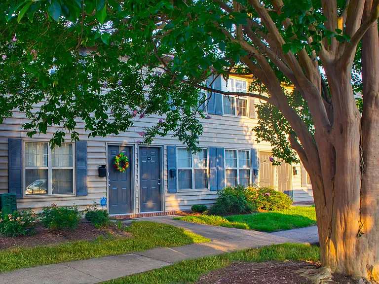 Emerald Point Apartments & Townhomes — Photo 37