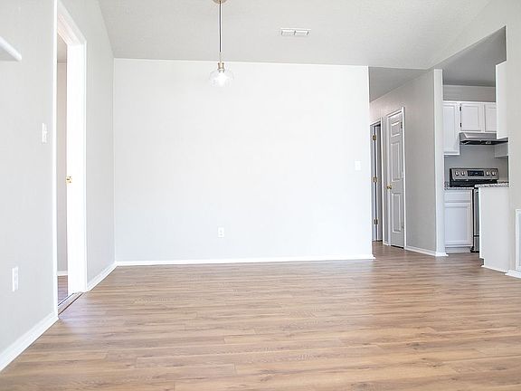 4th image of 534 E Redbud Ln